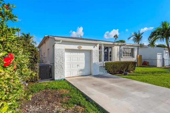 Building Photo - 1545 Normandy Dr