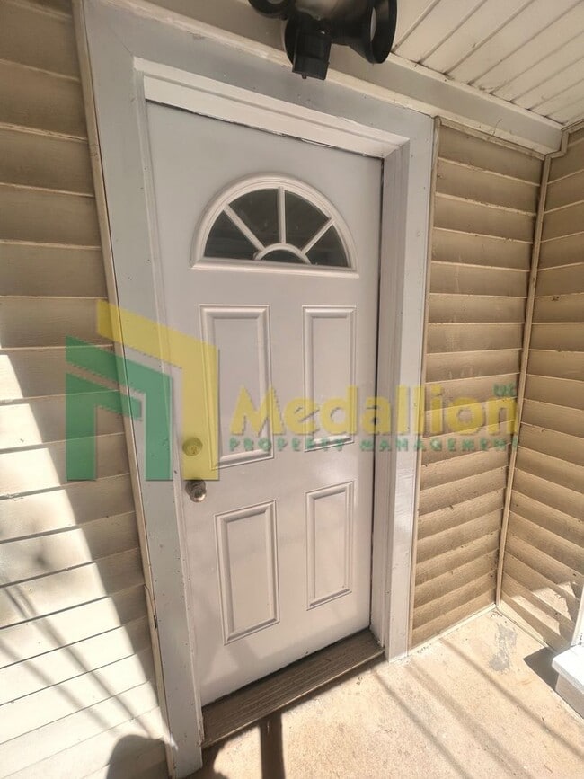 Building Photo - Updated 1-Bedroom Coach House with In-Unit Laundry
