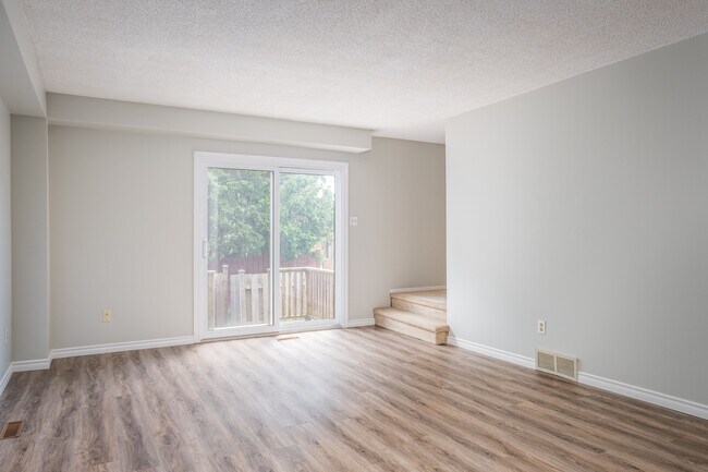 Building Photo - SPACIOUS THREE BEDROOM TOWNHOME IN POND MILLS AREA