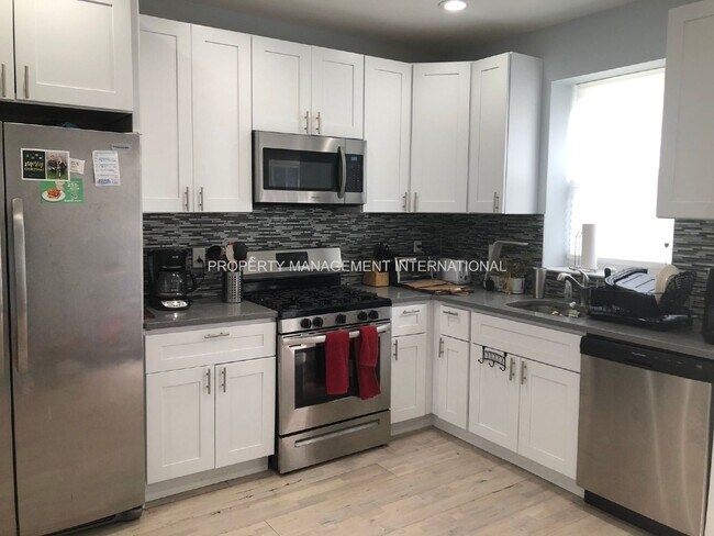 Building Photo - Beautiful 3 bedroom home with main bedroom...
