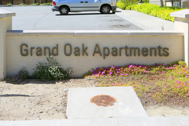 Letreros - Grand Oak Apartments