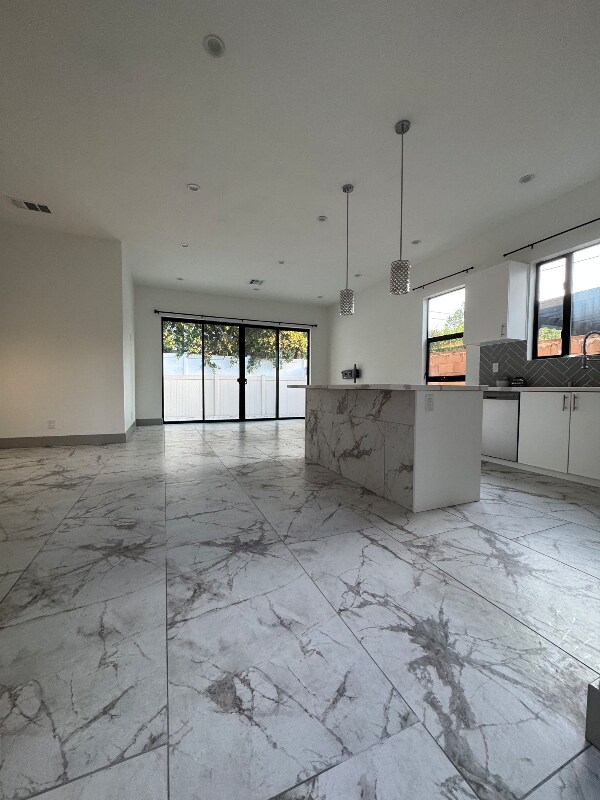 Foto del edificio - 15120 La Maida St