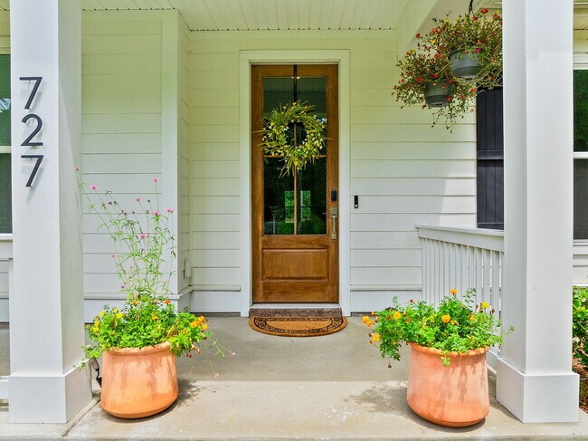 Foto del edificio - Spacious 4-Bedroom Summerville Home with lots of Southern Charm.