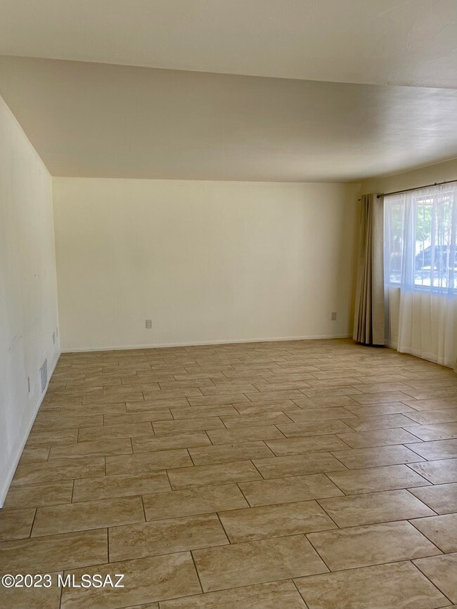 Building Photo - 2320 N Rainbow Vista Dr