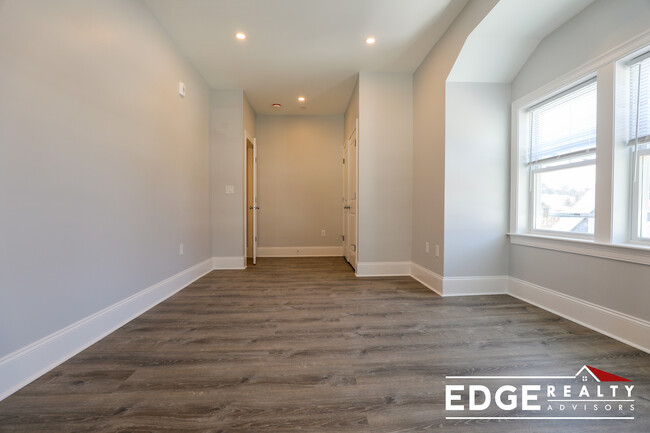 Building Photo - 128 Kenrick St