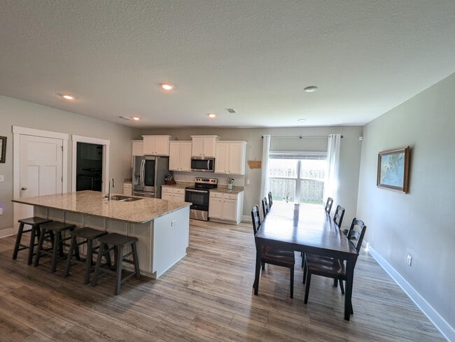 Foto del edificio - 6056 Forest Bay Ave