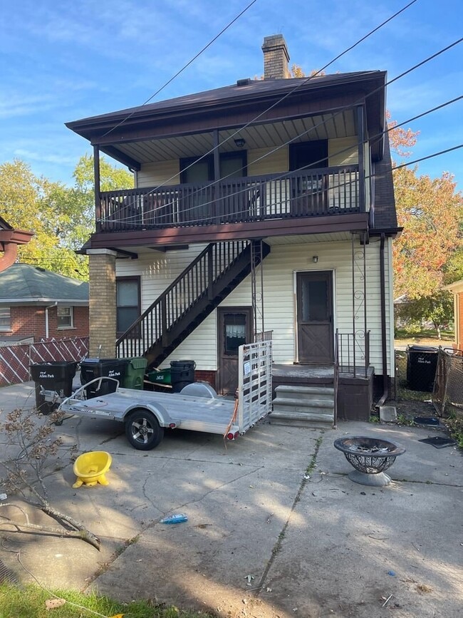 Building Photo - 2 Bedroom 1 Bathroom Multi-Family Home in Allen Park- 1st Floor Flat