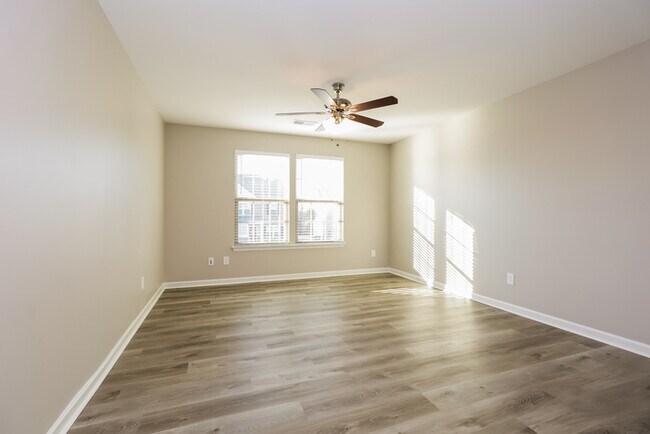 Building Photo - 1543 Oak Dr