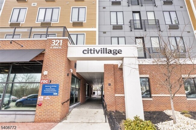 Foto del edificio - 321 E 3rd St