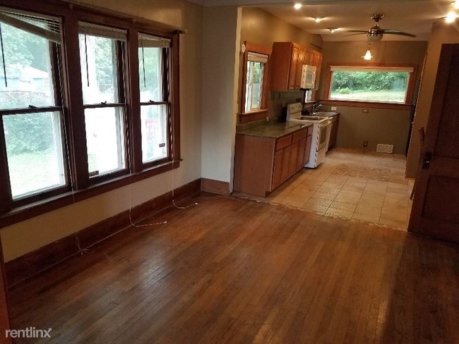 Building Photo - 5 br, 1.5 bath House - 220 Valley Drive