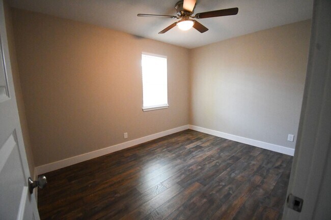 Building Photo - 4 bdrm, 2 bath - NEWLY Remodeled