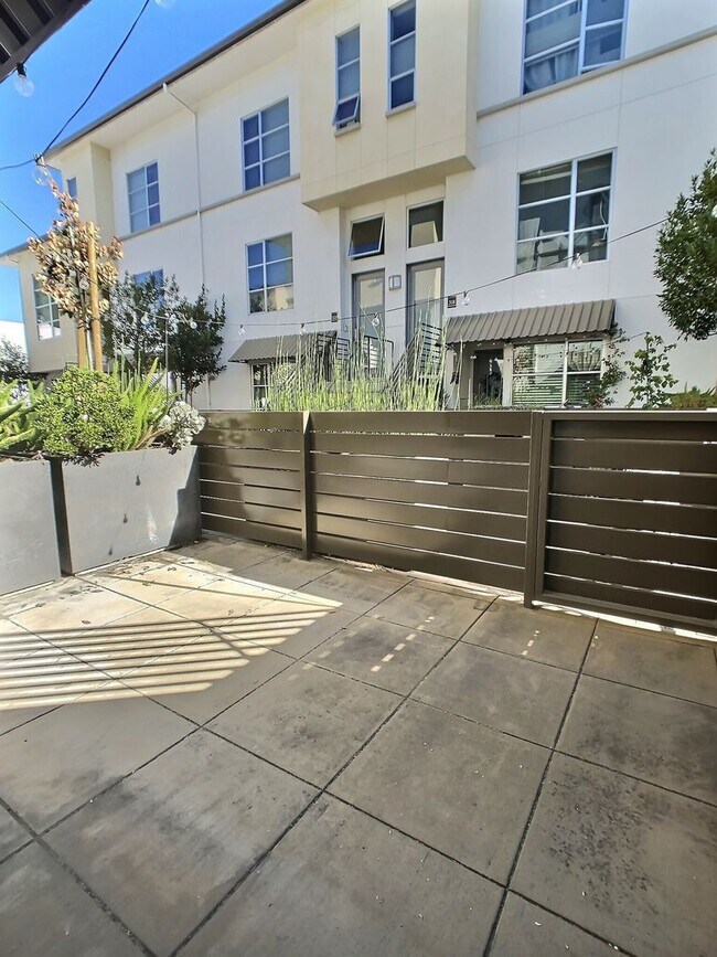 Building Photo - Beautiful 1 Bedroom Condo with Large Patio