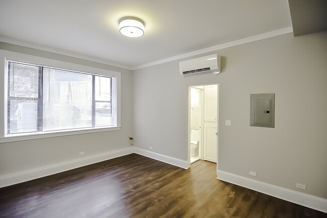 Building Photo - 823 W Lakeside Pl