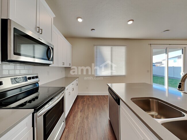 Building Photo - 1003 Jillian Ave