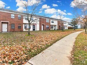 Building Photo - 975 Cross Country Dr W