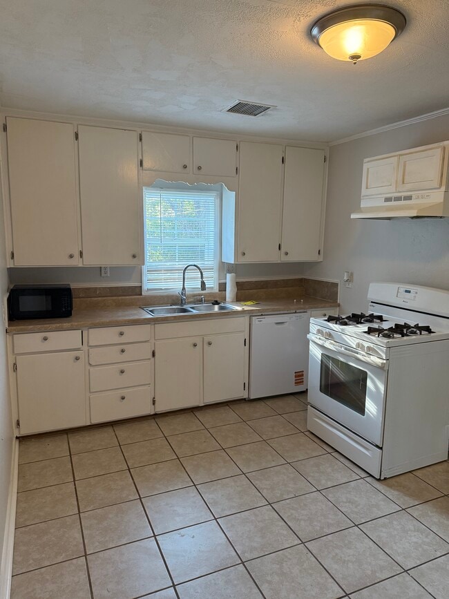 Building Photo - 818 N Peachtree St