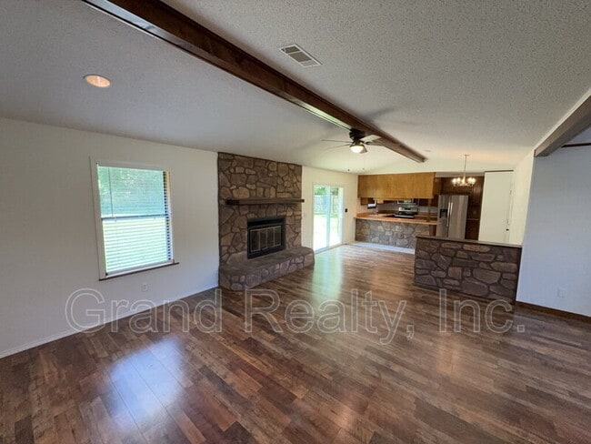 Building Photo - 5621 Lia Dr