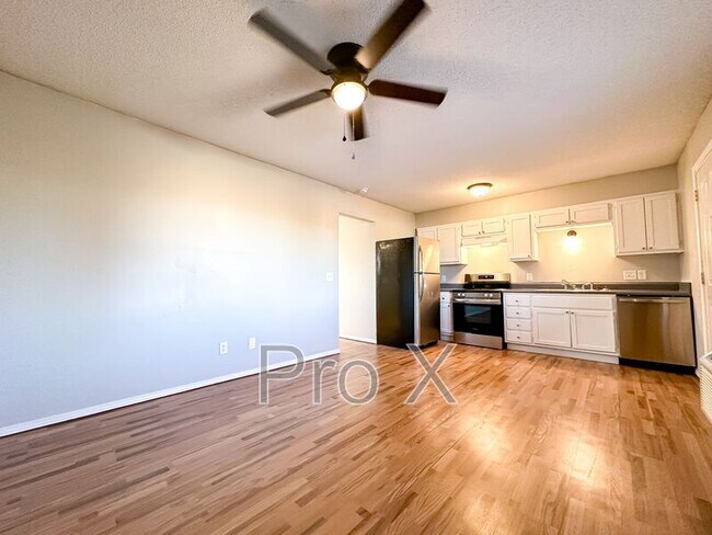 Foto del edificio - 1037 Happy Hollow Rd