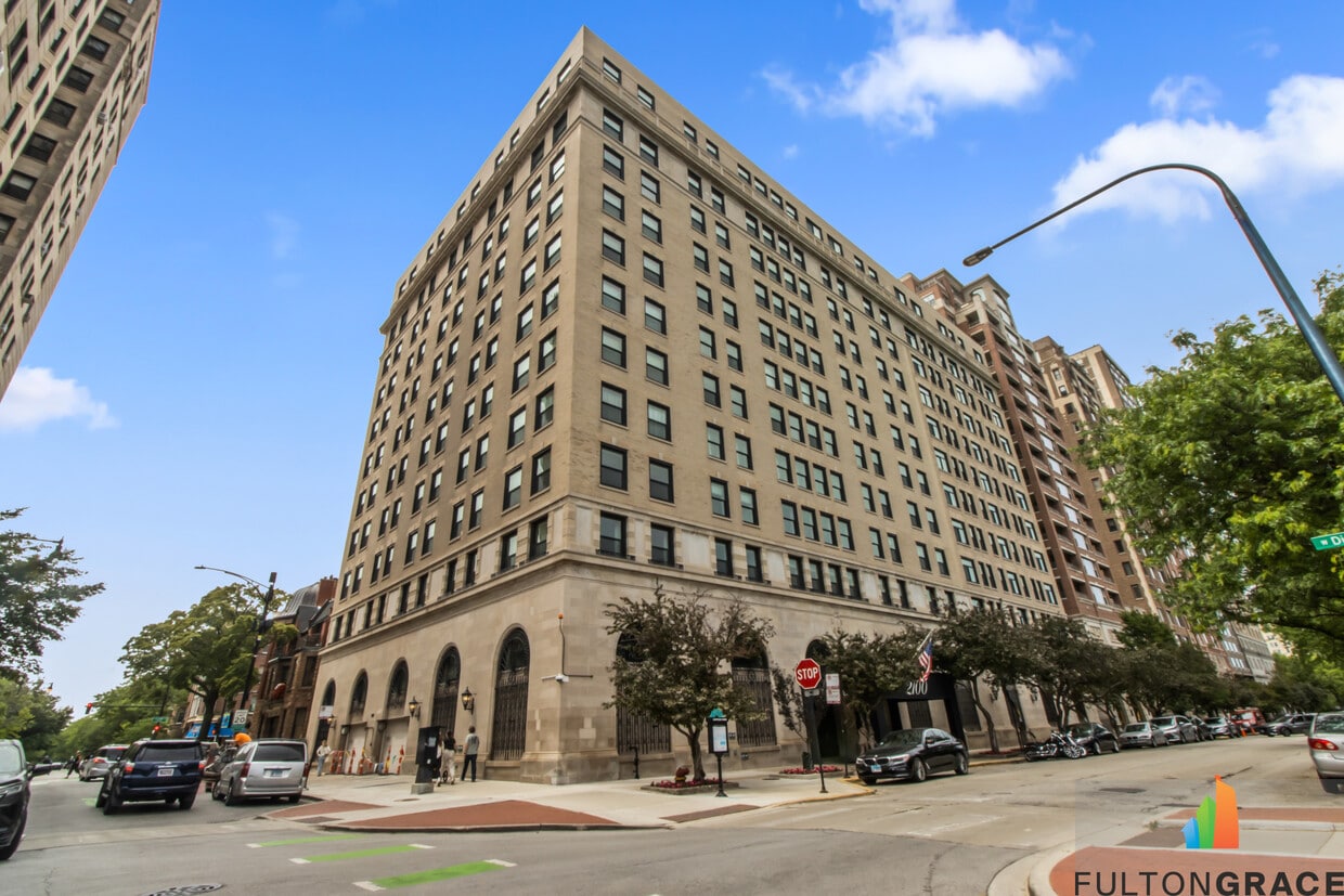 Primary Photo - 2100 N Lincoln Park W