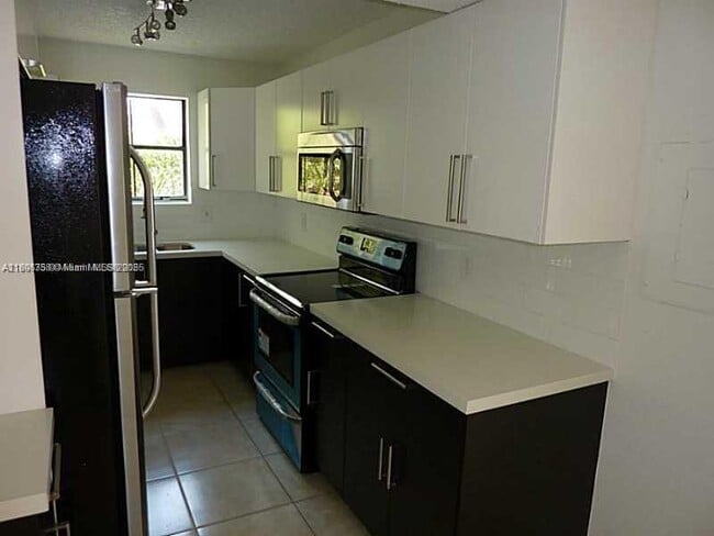 Building Photo - 10500 SW 155th Ct