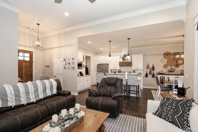 Building Photo - 613 Creekside Cv