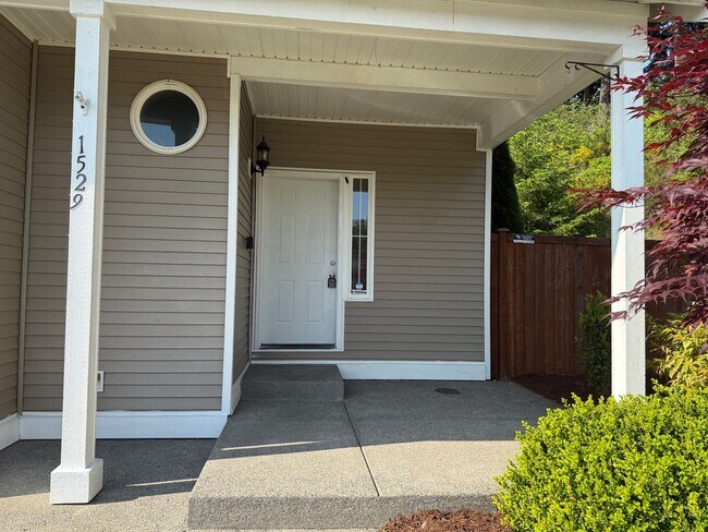 Foto del edificio - 5 bedroom spanaway home!