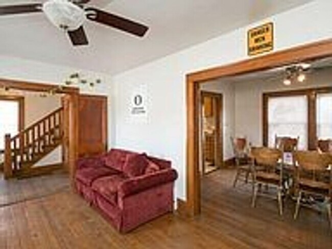 Building Photo - Close Walk To U of I Hospitals-House for Rent