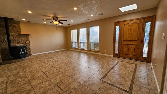 Building Photo - 3 Bed 2 Bath