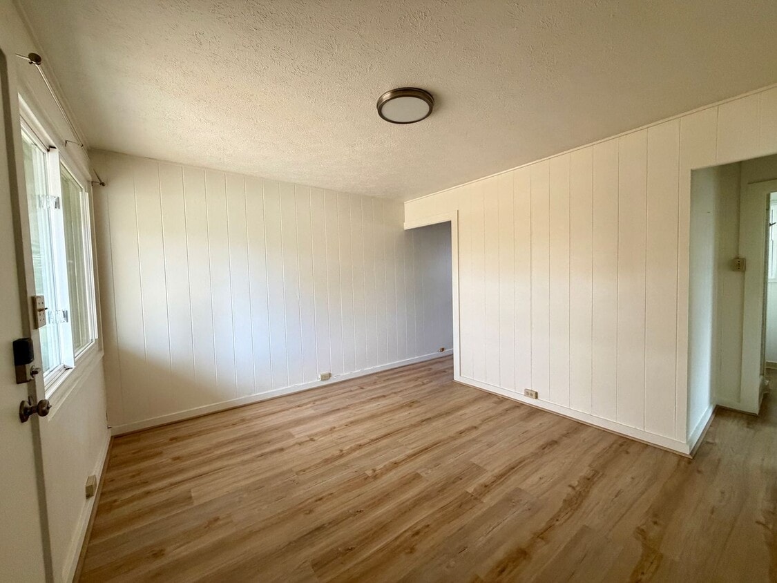 Island Living in the Heart of Waikiki – 2 Bed, 1 Bath with Parking! - Island Living in the Heart of Waikiki – 2 Bed, 1 Bath with Parking!