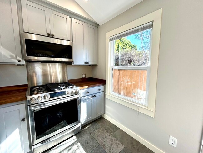 Building Photo - 1422 7th St