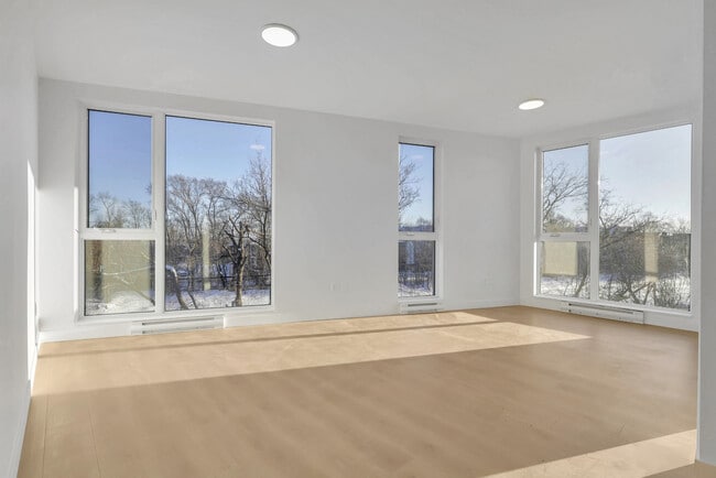 Building Photo - 6037 Boul De Maisonneuve