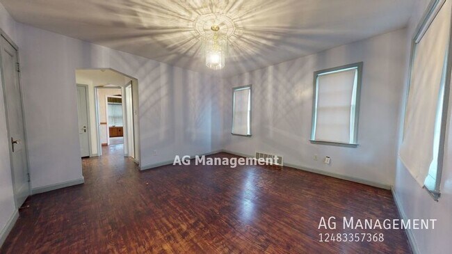 Building Photo - 728 S Rembrandt Ave - 3Bed/1.5Bath Royal O...