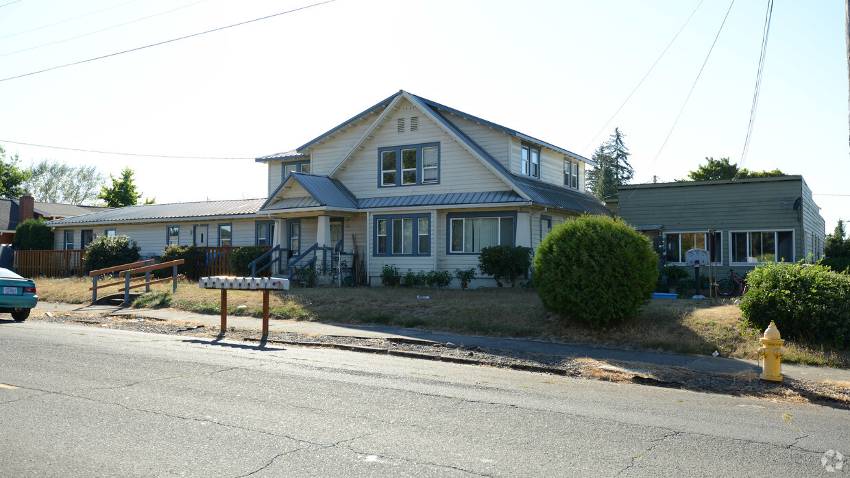 Building Photo - 604 S Molalla Ave