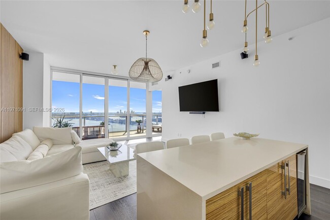 Building Photo - 2020 N Bayshore Dr