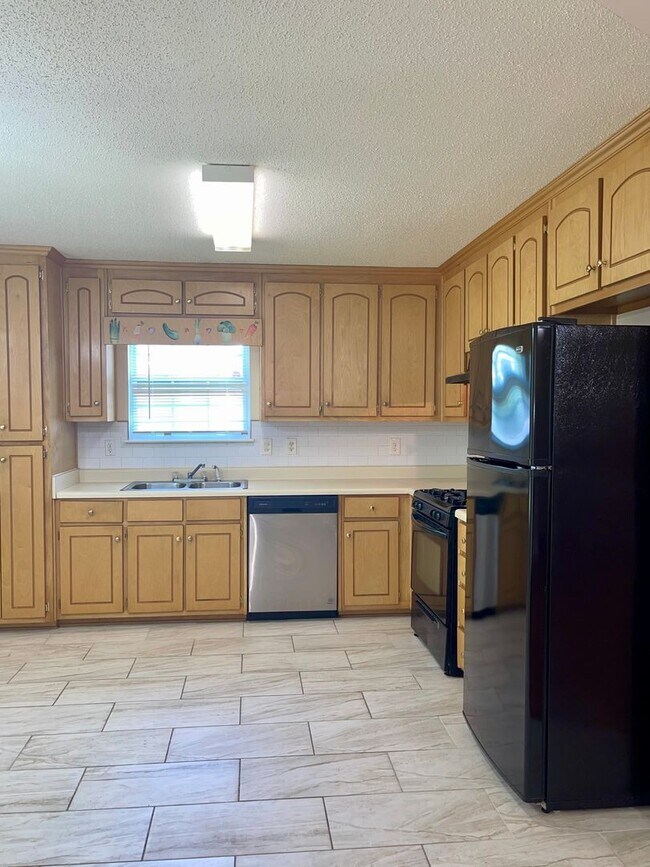 Building Photo - WELCOME HOME!! Beautiful, Spectacular, and Spacious Ranch!