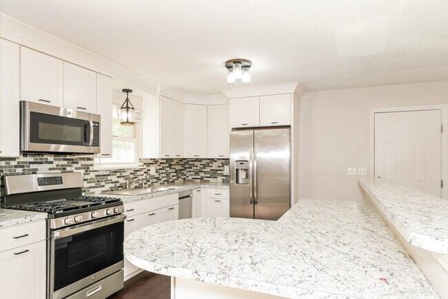 Building Photo - Fantastic 4bd/3ba home! Let yourself in!