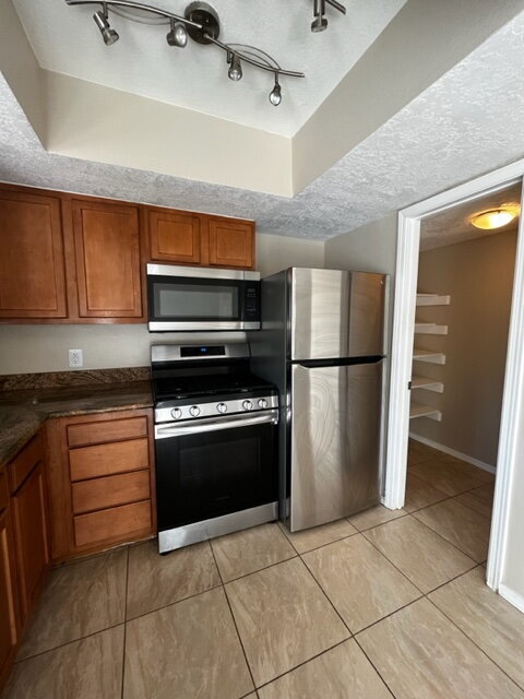 Foto del edificio - Downtown 2bd Townhouse! Balcony, off-stree...