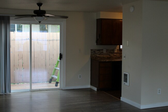 Foto del edificio - 10915 SW Hall Blvd