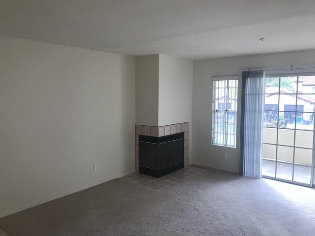 Chimenea y patio en la sala de estar - 5704 Cam Del Cielo