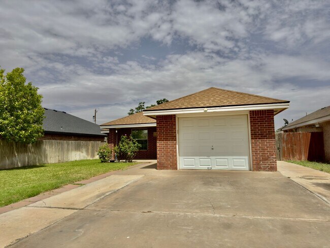 Building Photo - House For Rent