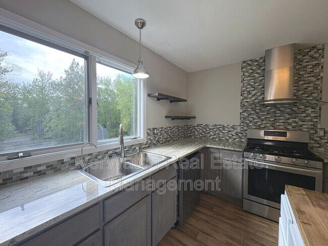 Building Photo - 6121 De Armoun Rd