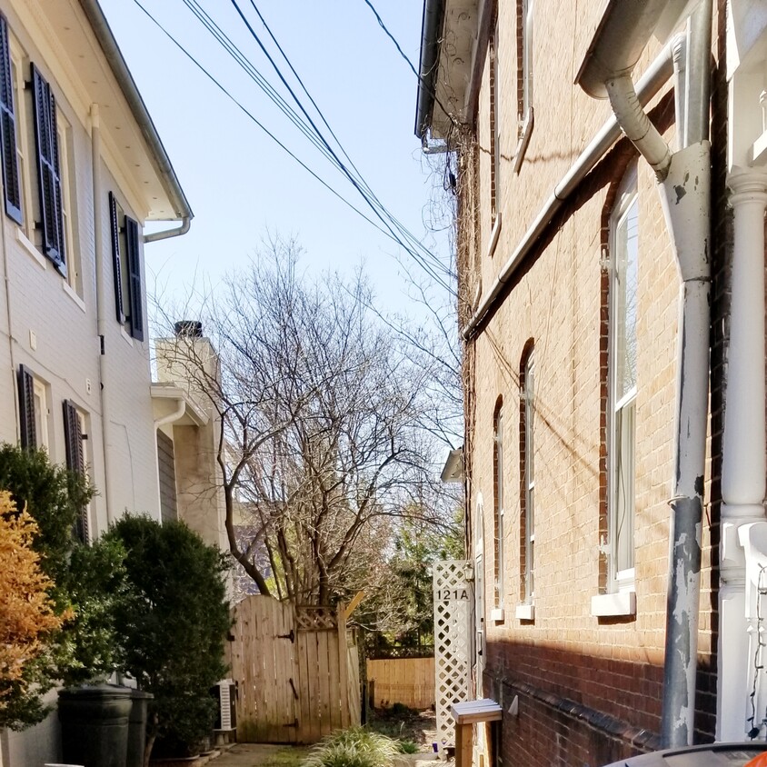 1890s house divided into 2 townhouses with separate entrances - 121b Peyton St