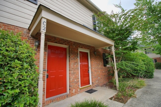 Building Photo - Stunning 2 Bedroom 1.5 Bath in Village Square