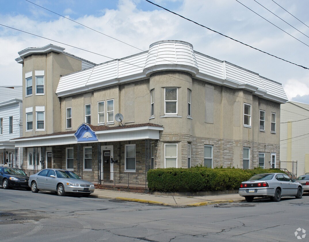 39 W Oak St, Shenandoah, PA 17976 Apartments in Shenandoah, PA