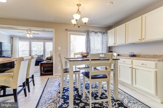 Foto del edificio - 9073 Falcon Glen Ct