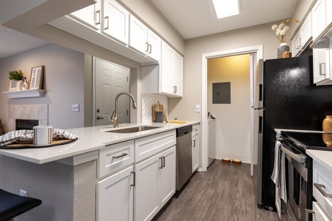 Cocina renovada con electrodomésticos de acero inoxidable - The Augusta Apartments