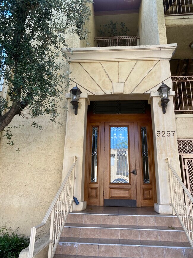 Foto del edificio - 5257 Radford Ave