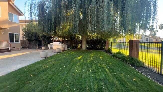 Foto del edificio - 2270 Tamarisk Ct