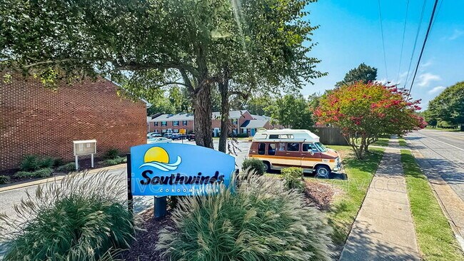 Building Photo - 1006 Barclay Square