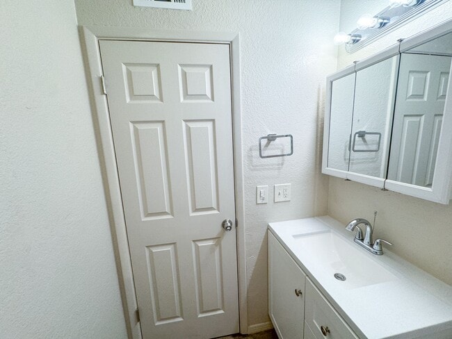 Foto del edificio - FOUR-PLEX SINGLE LEVEL APARTMENT - CLARKDALE